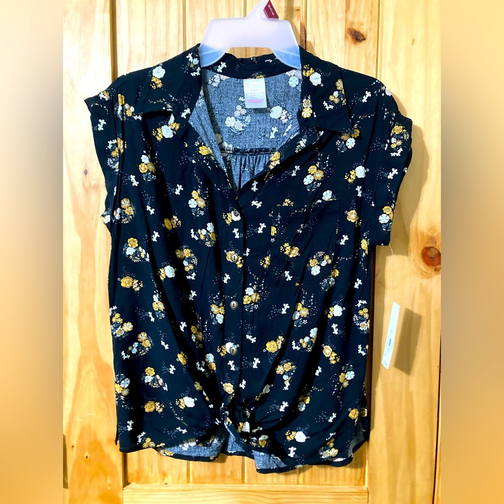 NWT - No Boundaries juniors size S (3-5) button-down, tie-front blouse